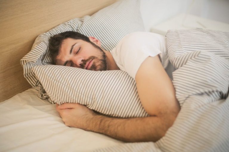 Como Dormir Melhor para Evitar Roncos e Dores: Conselhos de um Cardiologista para um Sono Reparador